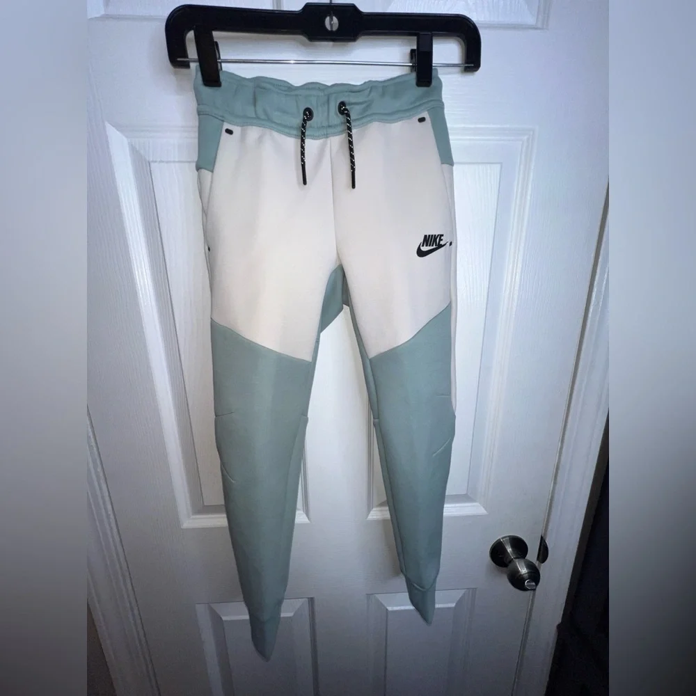 NWT Nike Sportswear Tech Fleece Joggers Pant Big Kids Size X Small HV5869 XS